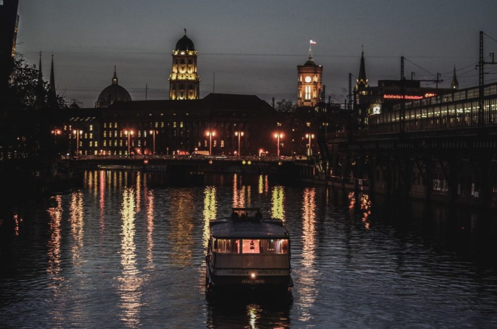 Boot auf der Spree in der Dämmerung in Berlin